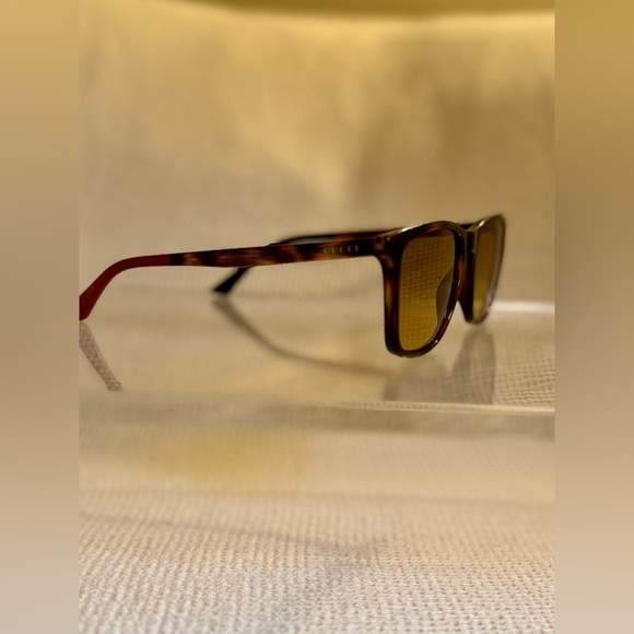 Gucci Tortoise shell Sunglasses for Women. - Picture 7 of 7